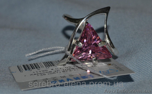 Золотые и серебряные кольца.