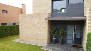 Элитный дуплекс с видом на море и бассейном под Барселоной