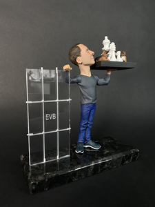 Шаржевая статуэтка эксклюзивный подарок по фото,  шаржевых статуэток на заказ.