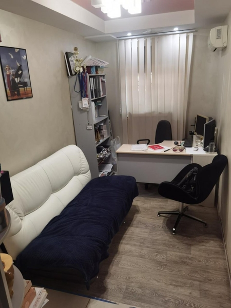 Продам Магазинпослуги на Червоній лінії з окремим входом.  Район медучилища - <ro>Изображение</ro><ru>Изображение</ru> #3, <ru>Объявление</ru> #1747057