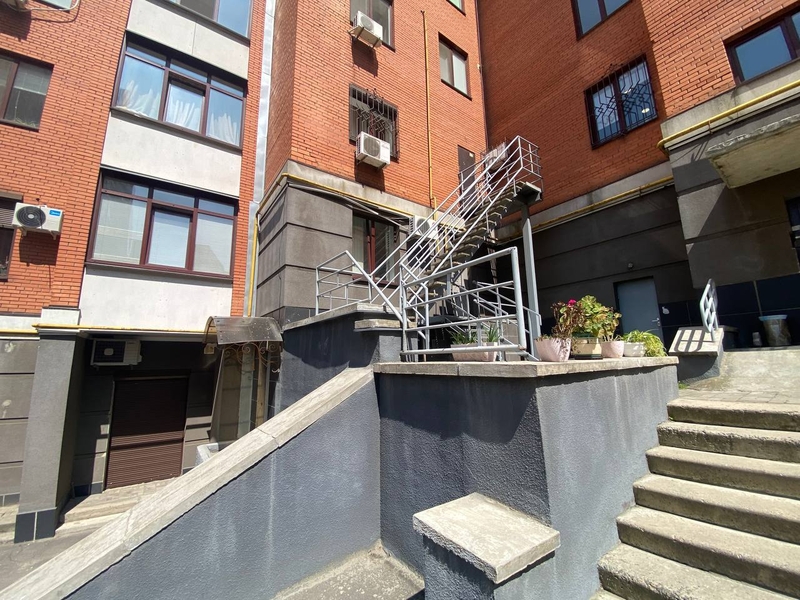 Продам офісмагазин в центрі міста. 1 поверх з окремим входом на червоній лінії  - <ro>Изображение</ro><ru>Изображение</ru> #4, <ru>Объявление</ru> #1747021